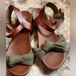 Mía army green linen and leather bow tie sandal, 6 wide.